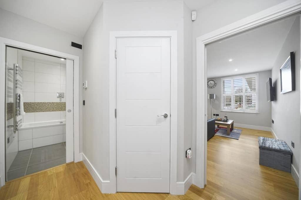 Flat 3 Bridge House Apartment Staines-upon-Thames ภายนอก รูปภาพ