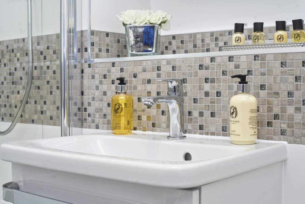 Flat 3 Bridge House Apartment Staines-upon-Thames ภายนอก รูปภาพ