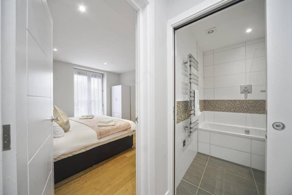 Flat 3 Bridge House Apartment Staines-upon-Thames ภายนอก รูปภาพ