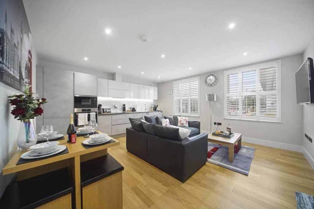 Flat 3 Bridge House Apartment Staines-upon-Thames ภายนอก รูปภาพ